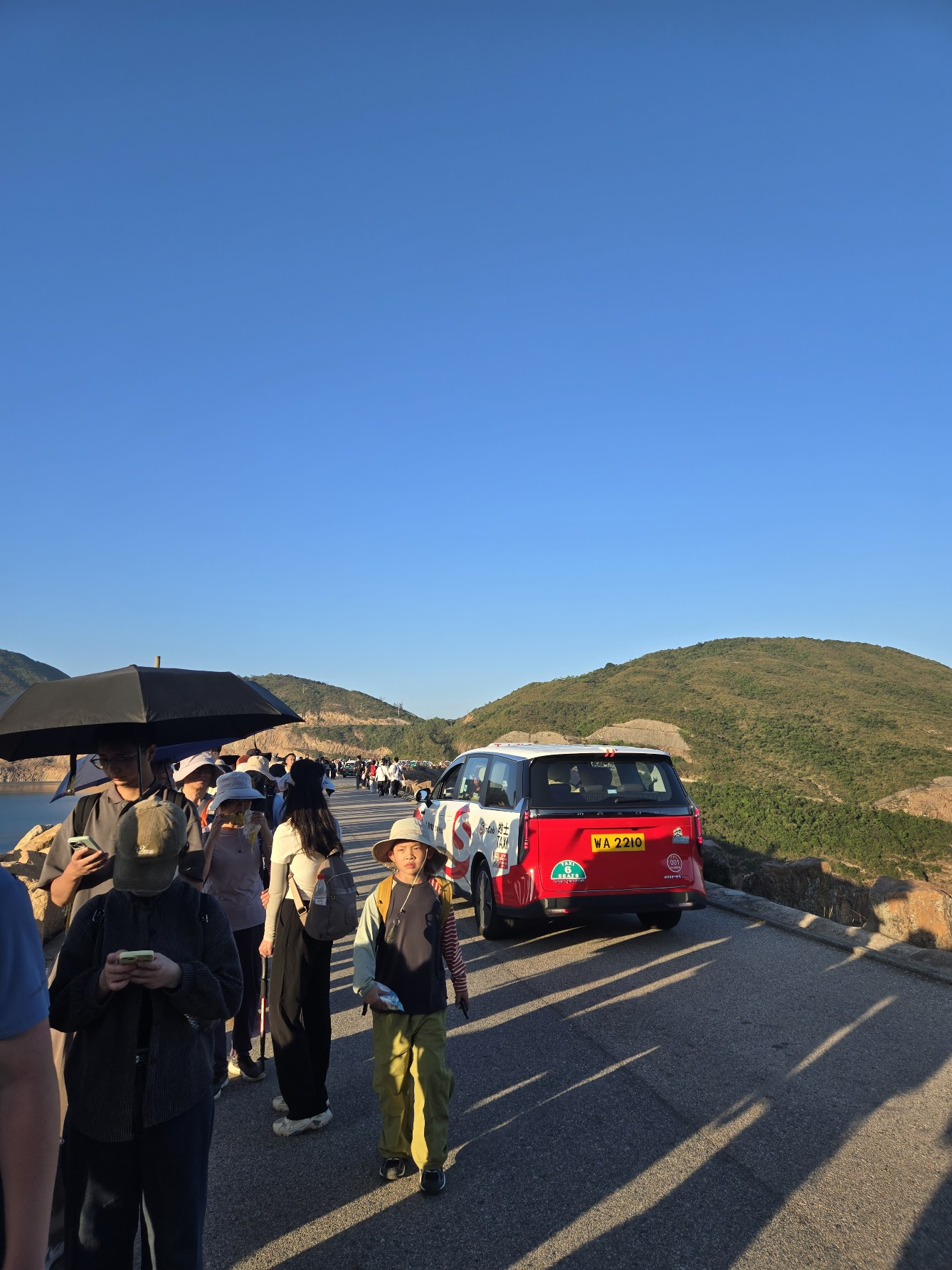 排队小巴的人群